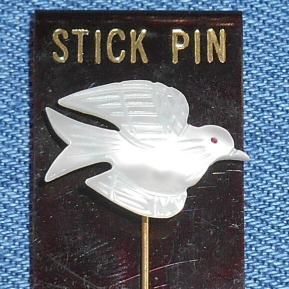 VINTAGE BIRD DOVE IN SHELL ON GOLD TONE STICK LAPEL PIN ON ORIGINAL DISPLAY CARD - Picture 2 of 10